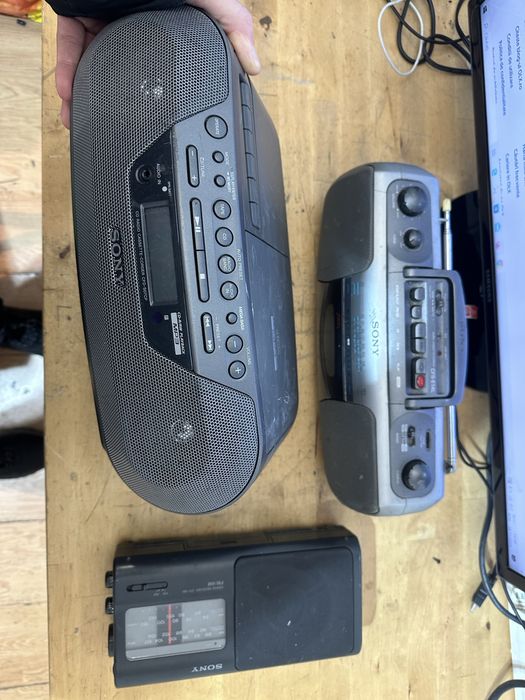 Vand un lot de radiouri sony defecte
