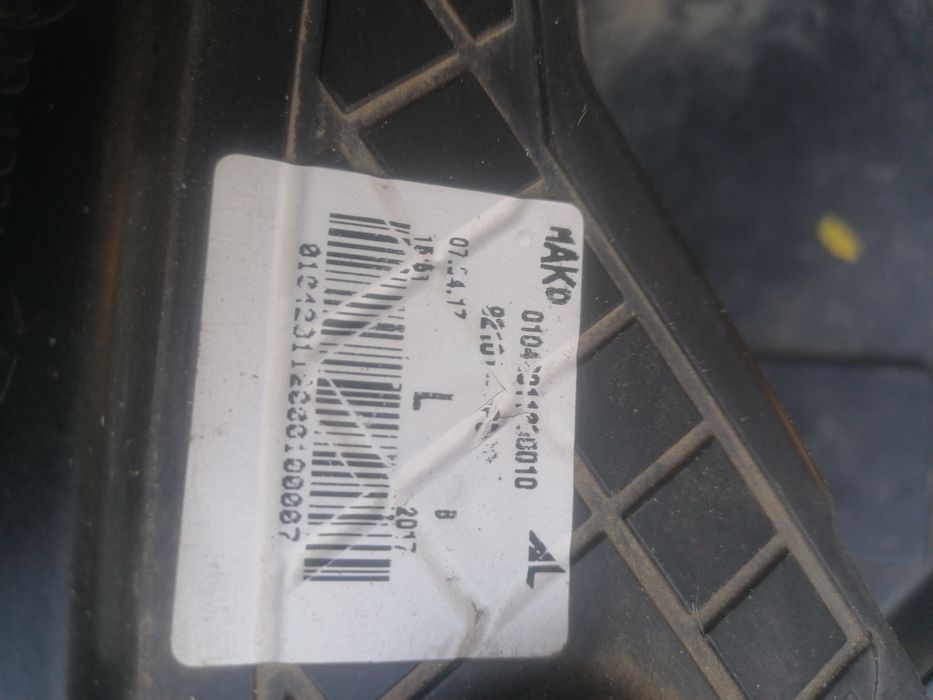 Far Hyundai i30 stanga