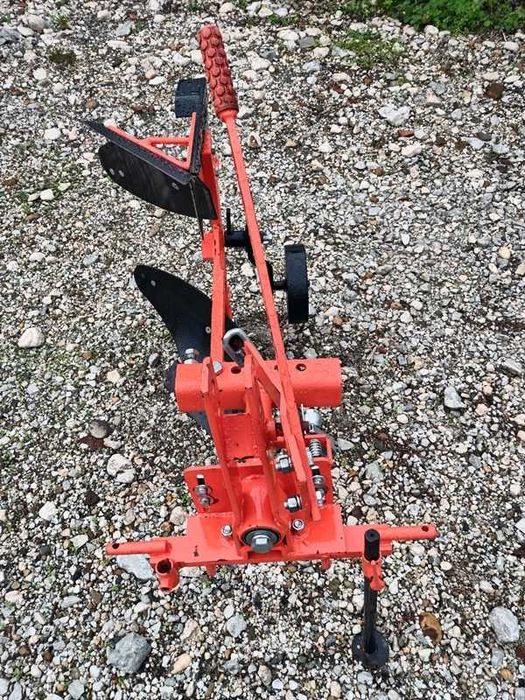 Плуг обръщателен за малък трактор