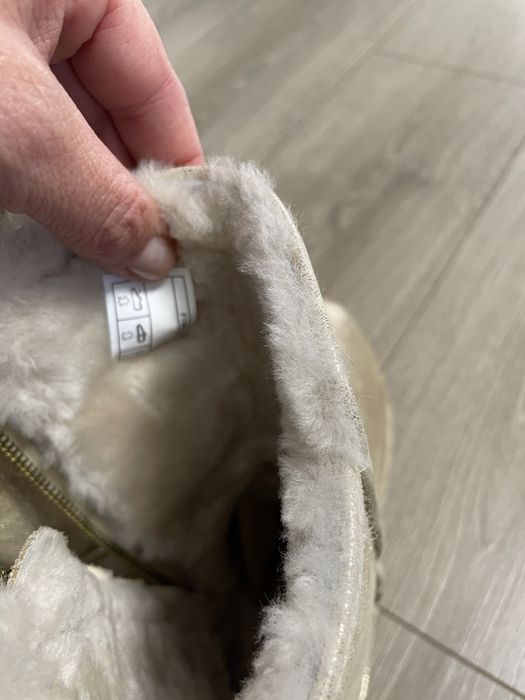 Vand Ugg37, culoare auriu