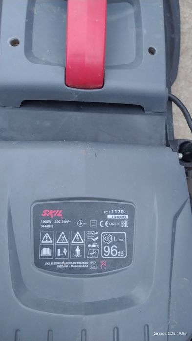 Vând mașina electrică de tuns iarba Skil .