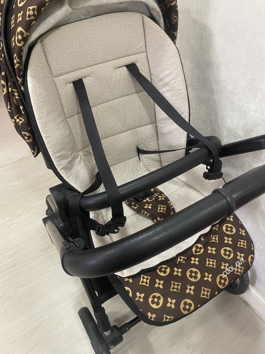 Коляска коричневая (LV)