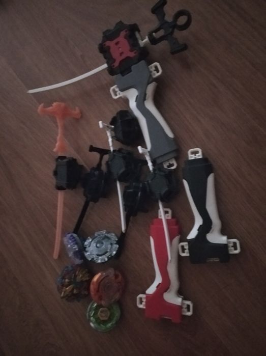 Бейблейды и запускалки для бейблейдов