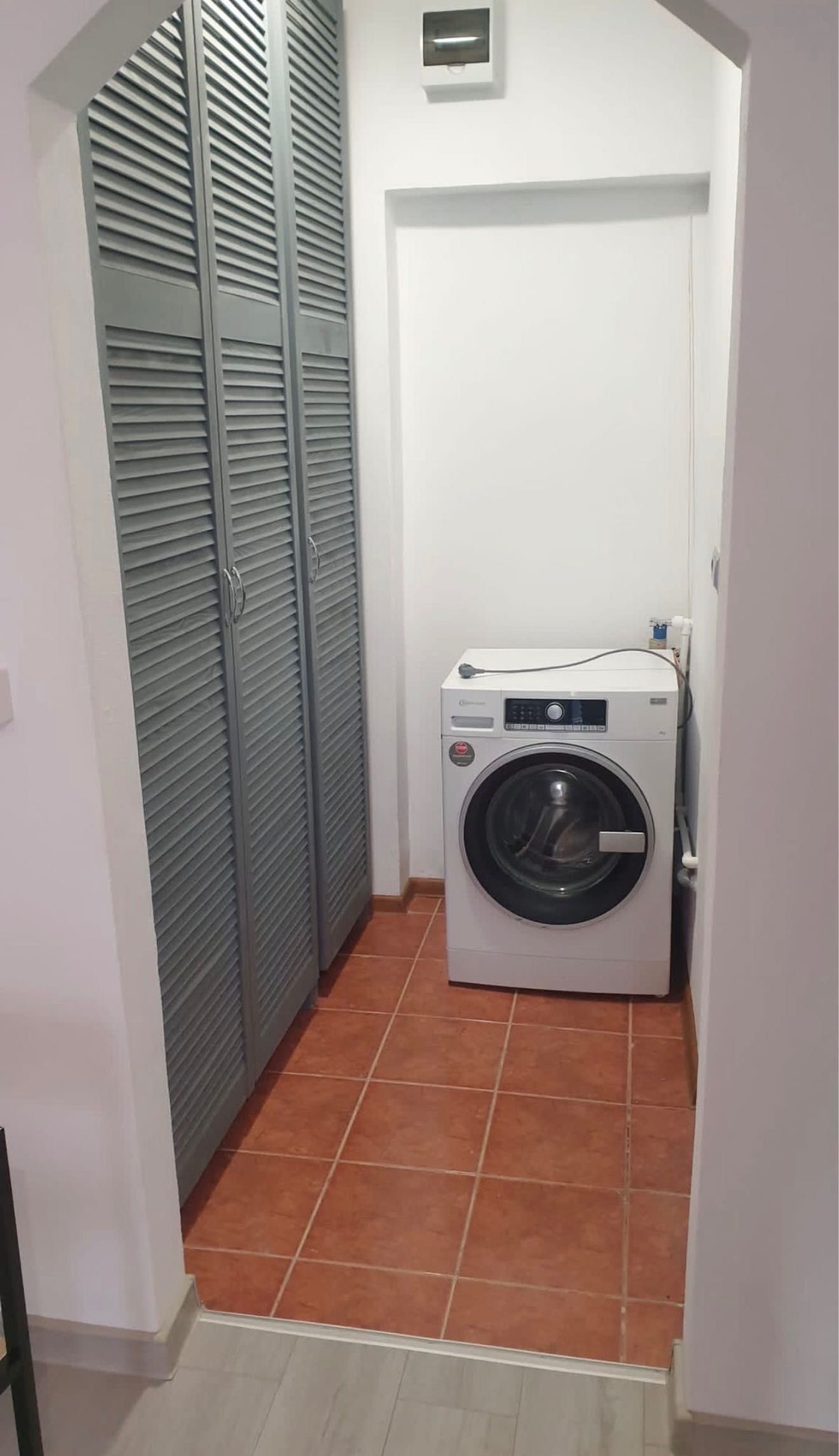 Garsonieră de închiriat – 32 mp + terasă 20 mp, renovată complet