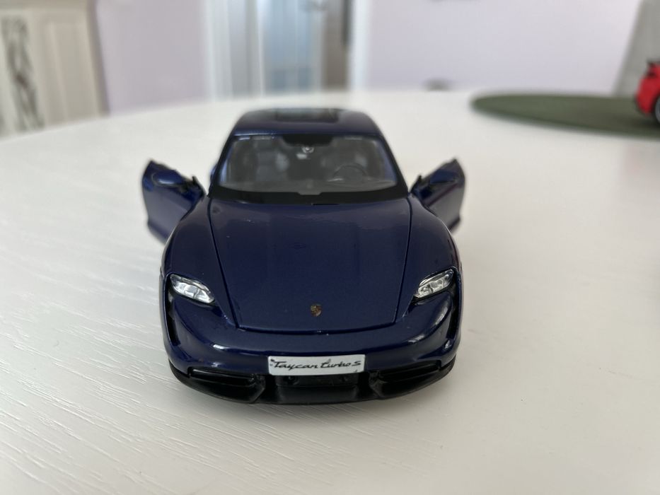 Bburago Macheta auto Porsche Taycan 1/24