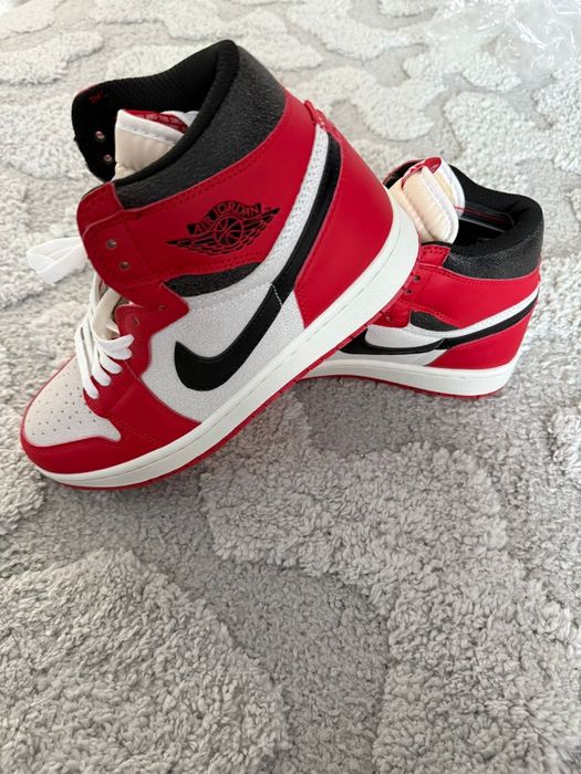 Vând Jordan 1 Chicago Lost and Found