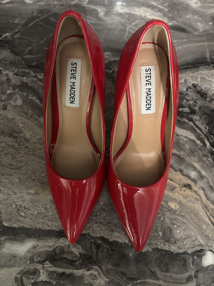 Червени токчета STEVE MADDEN НОВИ. чисто нови, неустоимо стилни!