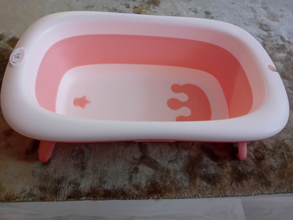 Cadița pliabila roz pentru bebeluși.