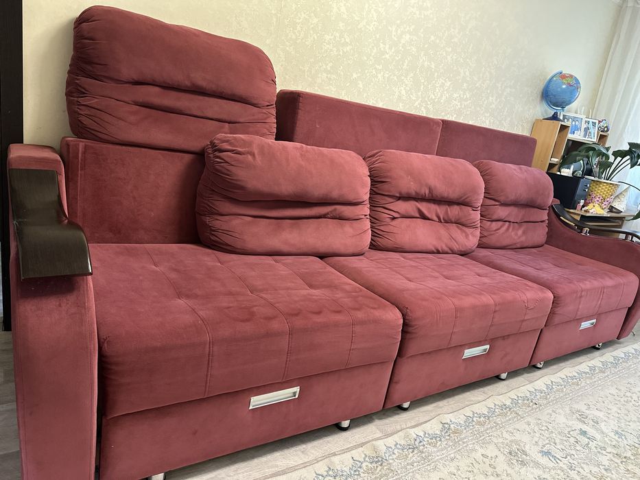 Диван б/у в хорошом состояний. Длина -3.40. Под низу ящики.