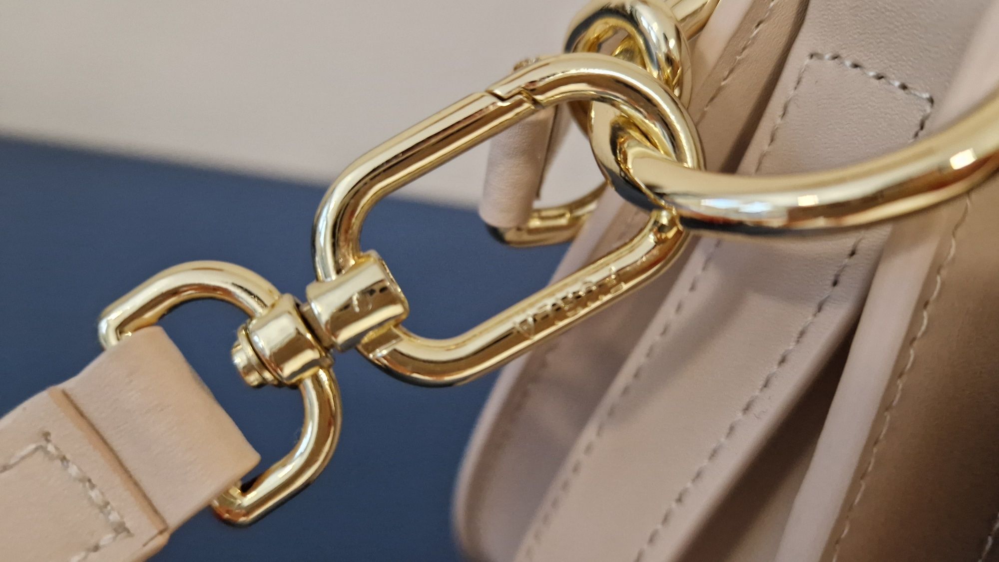 Прекрасна Furla Flow