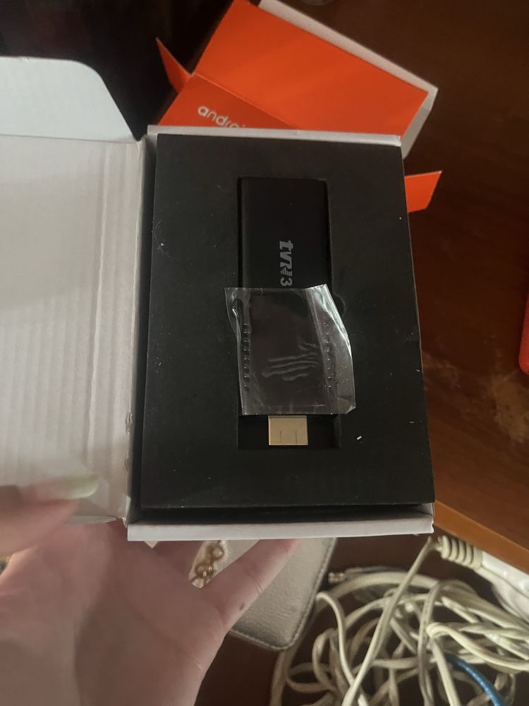 TV Stick android tv продам срочно в отличном рабочем состлчнии срочно