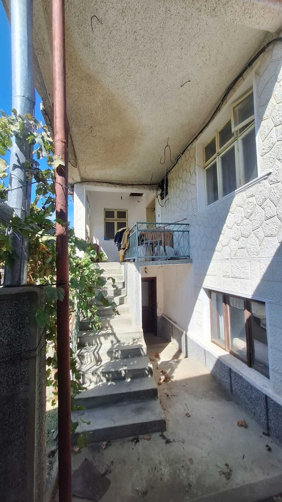 Продавам две къщи