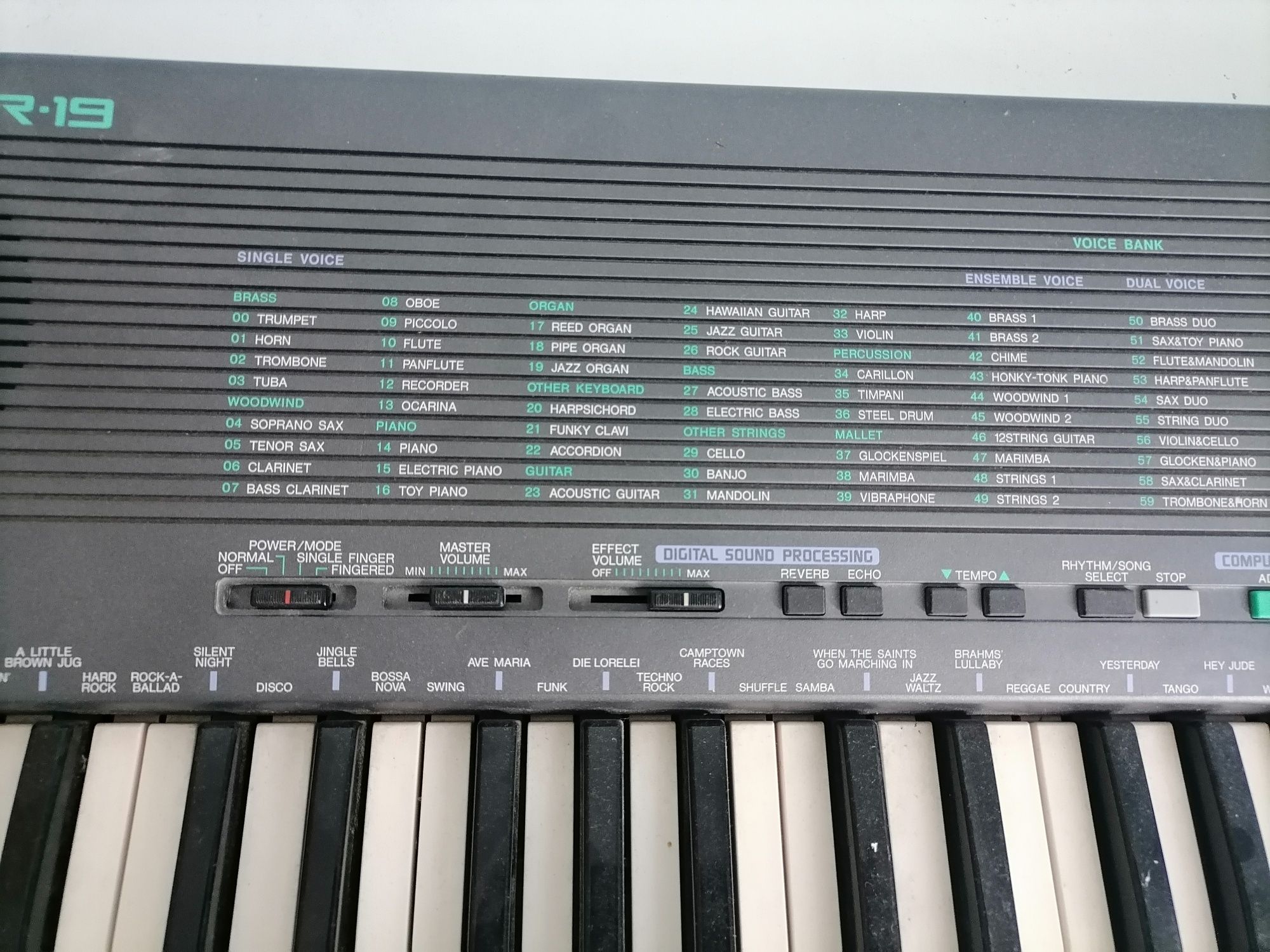 Vând orga Yamaha PSR-19