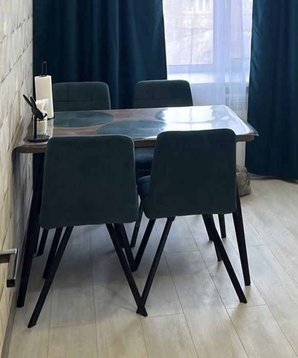 Продам раздвижной стол и 4 стульев