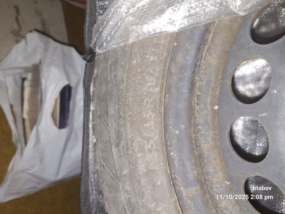 4 броя стари зимни гуми със стоманени джанти.
Размери 185/65 R15