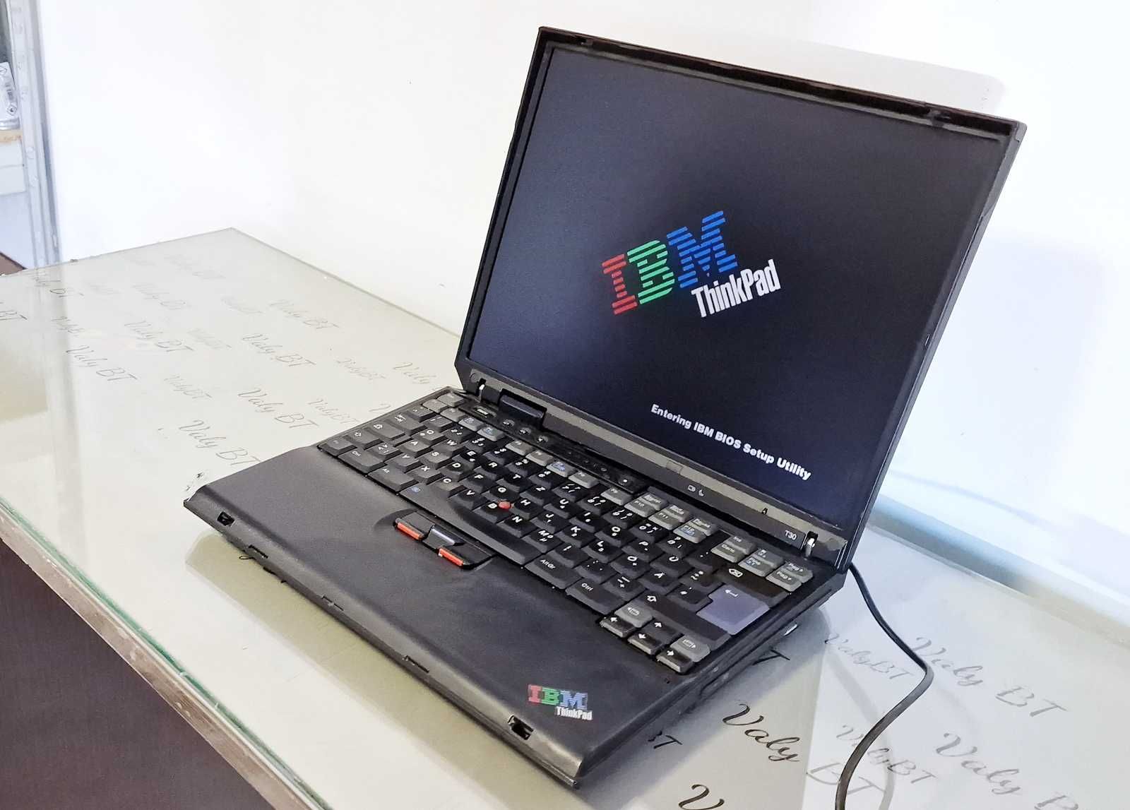 Laptop de colectie - IBM ThinkPad T30 - 2002 - import Germania