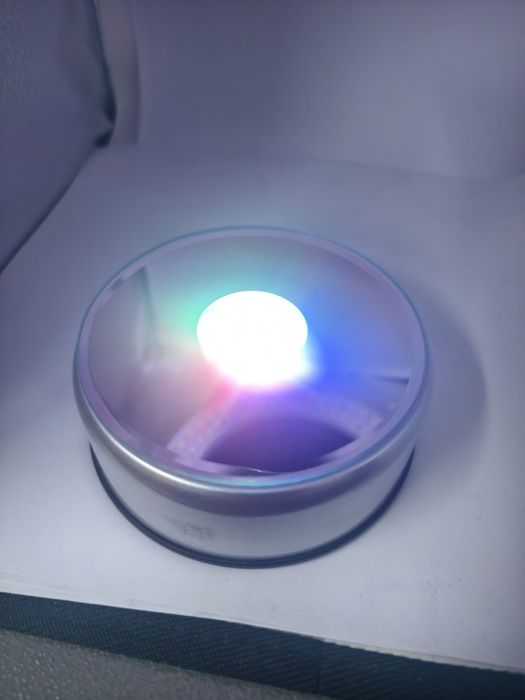 Вращающийся подиум с подсветкой для часов и мелких предметов