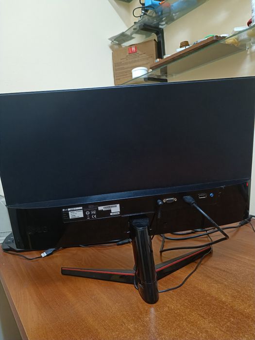 Vând 2 monitoare pc.