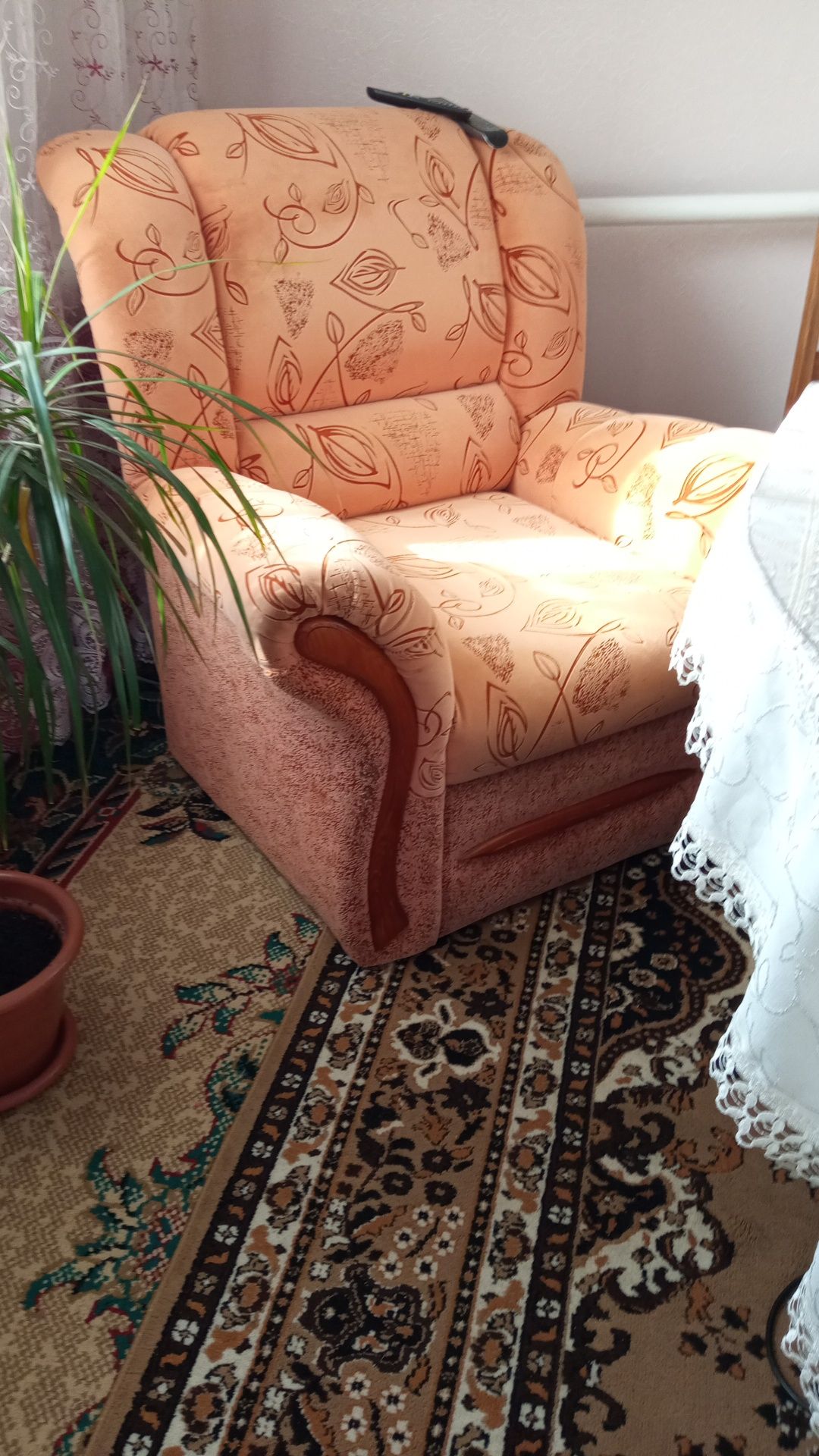Продам угловой диван с креслом
