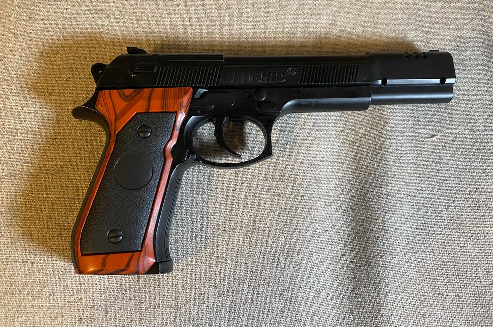 Pistol actionare arc incarcator bile si cutie transport