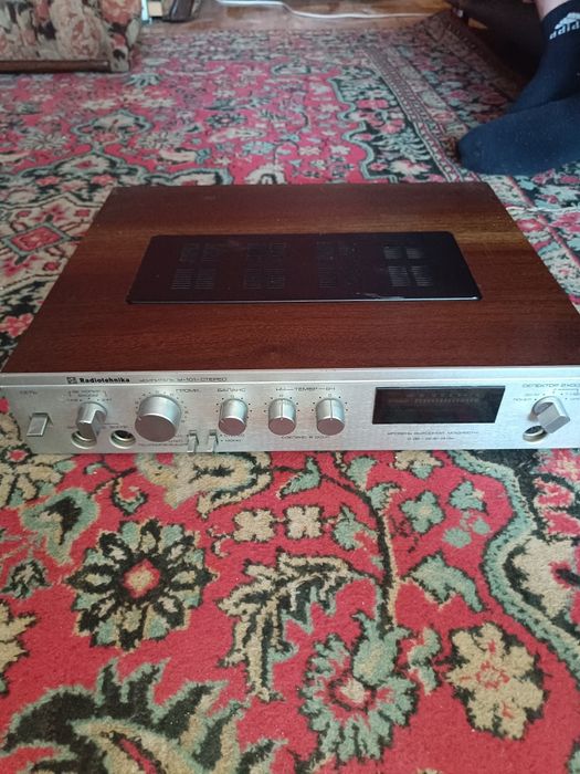 Советский усилитель на радио технику ,в хорошем состояние