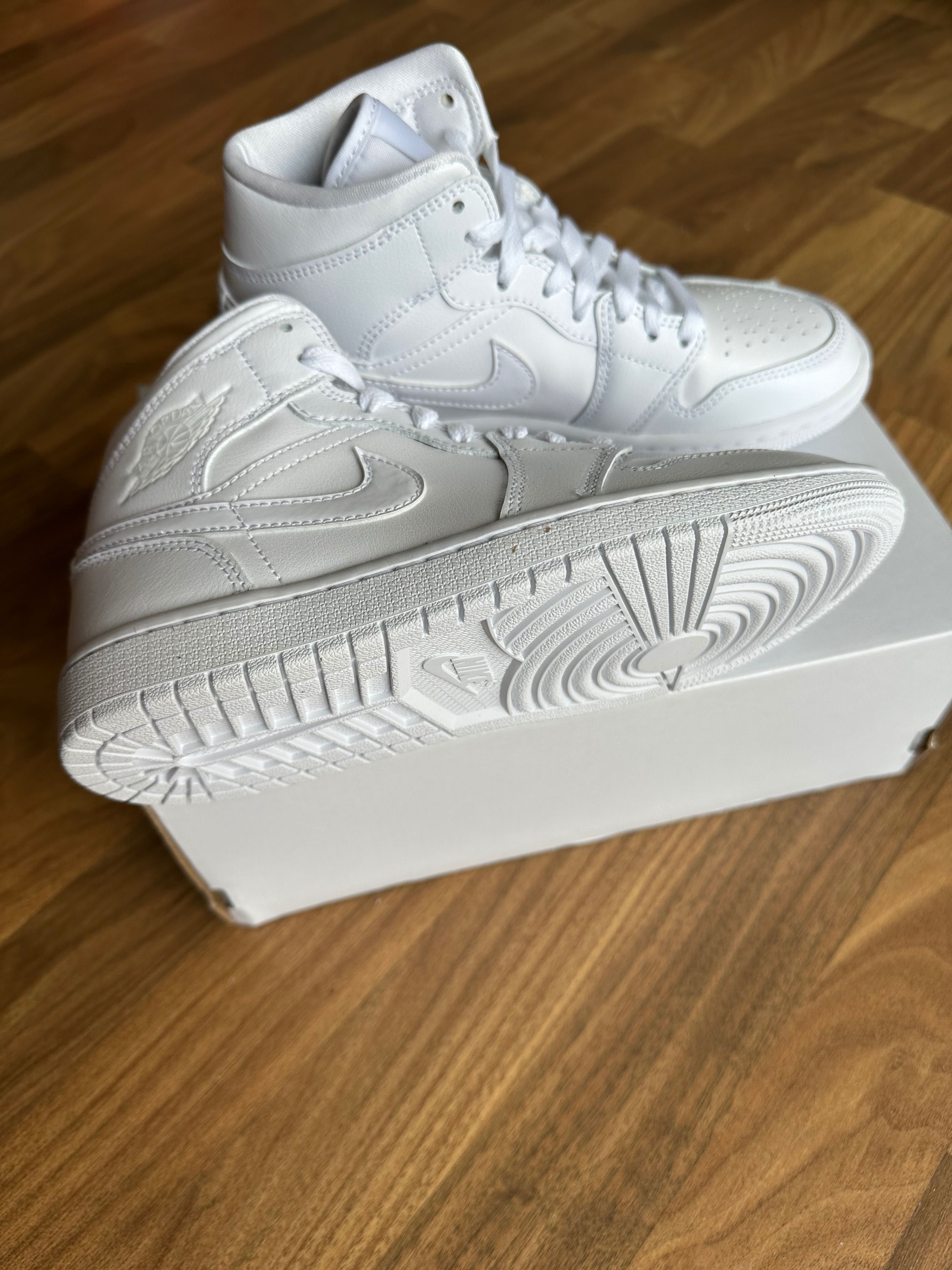 Дамски снейкъри Nike Air Jordan 1 MID