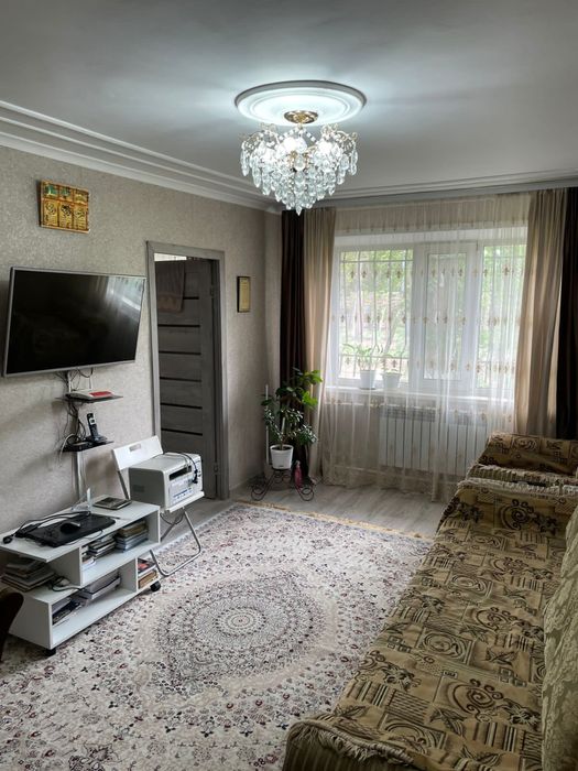 Продаётся светлая четырёх комнатная квартира.