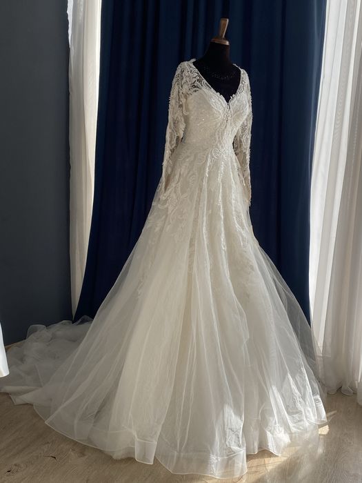 Kiyilgan va yangi kelin koylaklar sotuvda