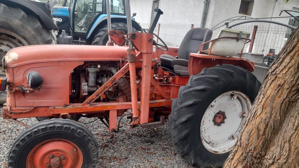 Vând tractor Renault  38 de cai  plug remorcă  și braț de ridicare