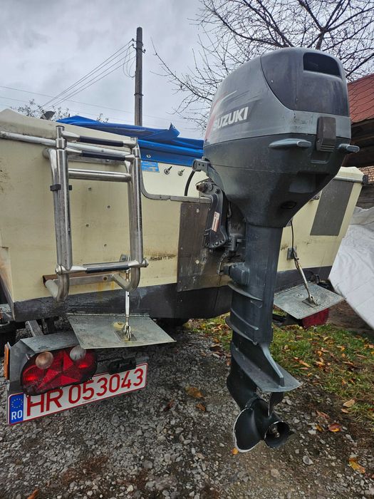 Barca cu motor si peridoc