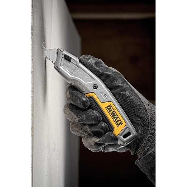 Макетен нож DeWALT DWHT10054-0, с 3 резервни остриета