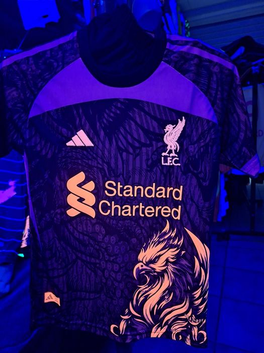 Детски неонов футболен екип на Ливърпул нов модел !!!