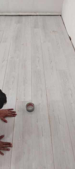 Продам ламинат  в отличном состоянии не дорого 3000 за 8 штук это 2 кв