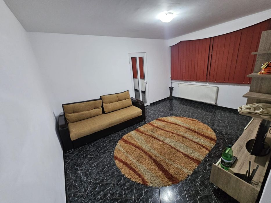 Închiriez apartament !