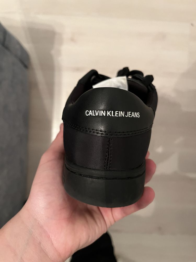 Vând adidași Calvin Klein