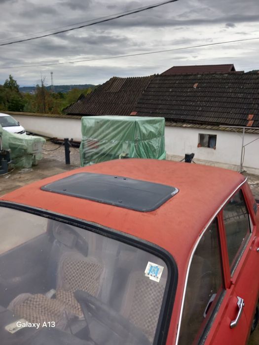 masina dacia rosie