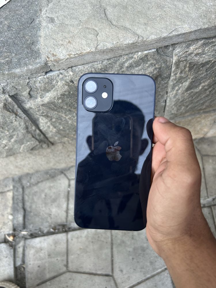 Iphone 12 доста запазен