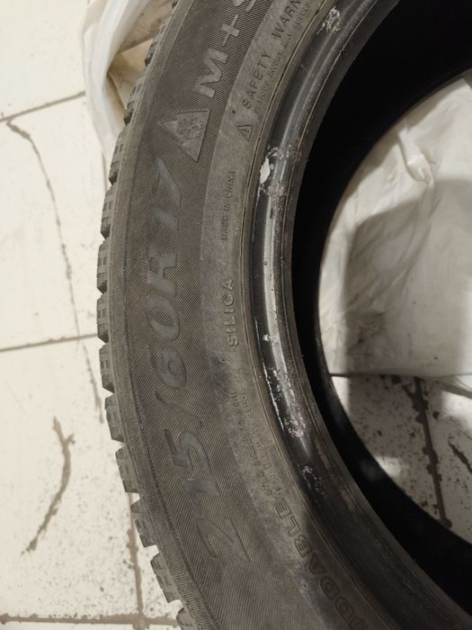 Продается зимние  шипованные шины бу