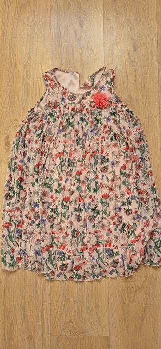 Официални дрехи за момиче 9/10г цената е за всичко.