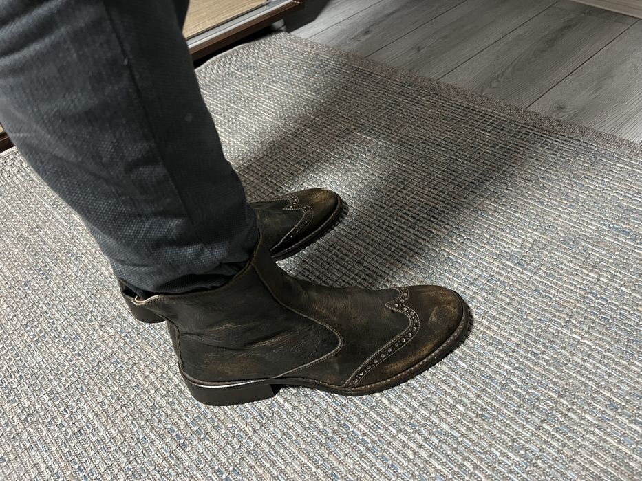 Vând ghete de piele maro.