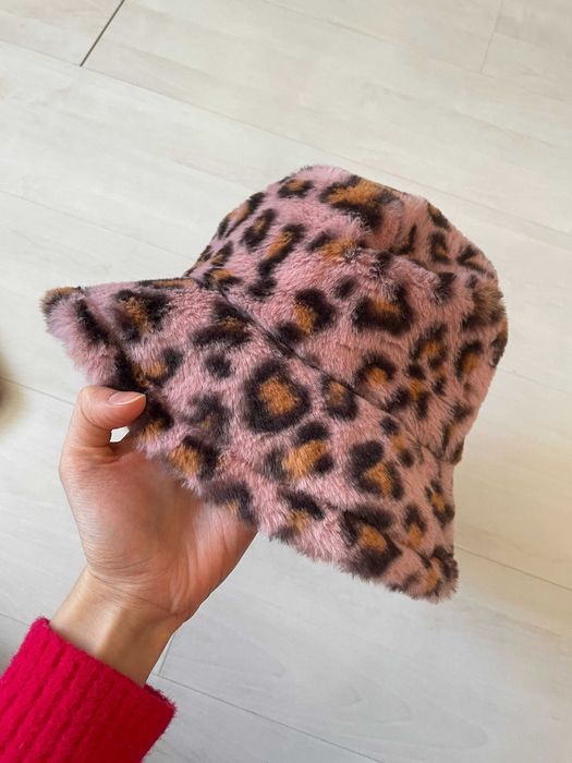 Чисто нов  леопардов розов комплект шапка и чанта меки плюшени