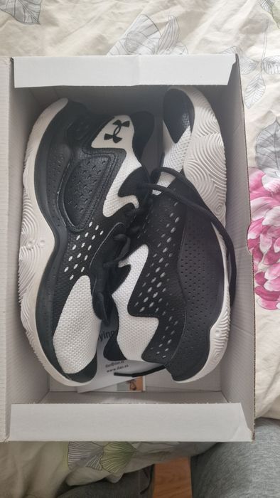 Vand adidasi Under armour noi pret negociabil