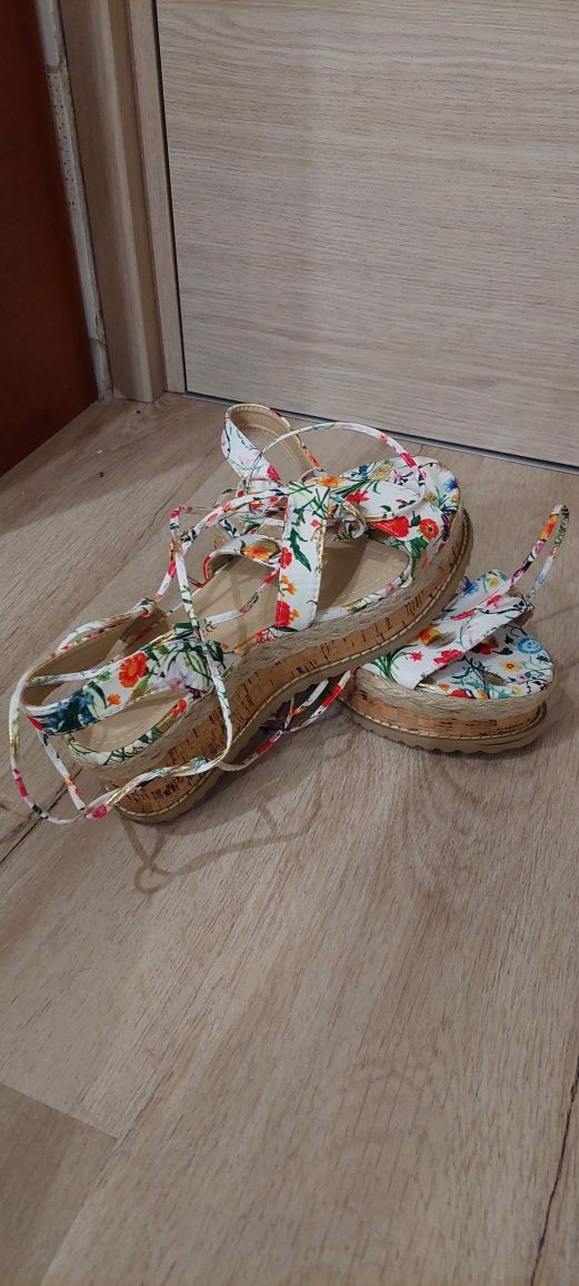Сандали чисто нови