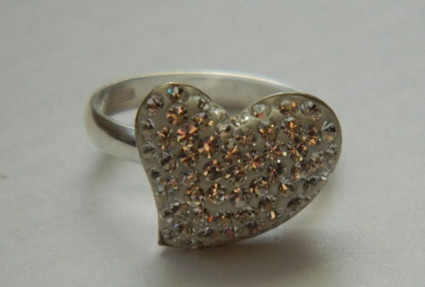 ARG228,inelul este din argint 925,nou/marcat,masiv, cristale swarovsky