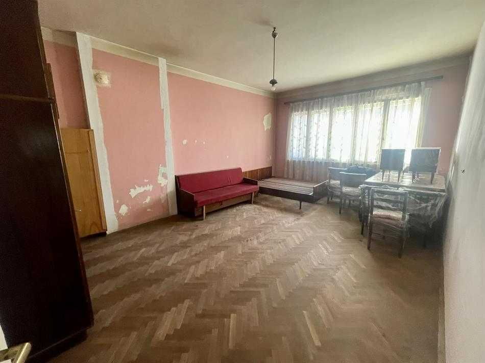 Тристаен апартамент кв.Лъката 120 кв.м.
