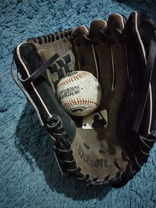 Бейзболна ръкавица Wilson и топка MLB