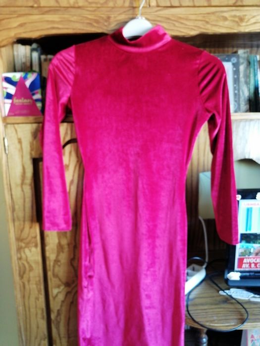 Rochie din catifea elastica pe gât culoare re roșie pe gât mărimea 3