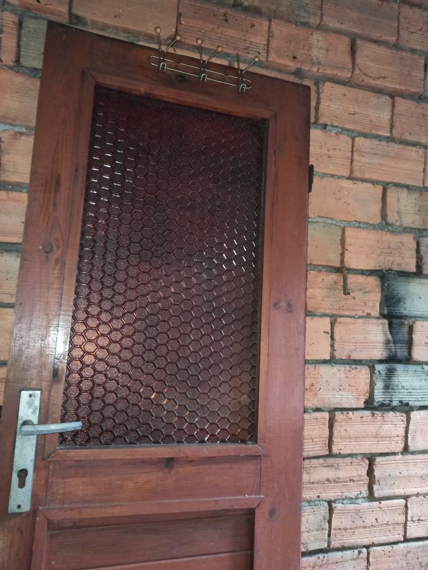 Дървена врата със стъклено прозорче