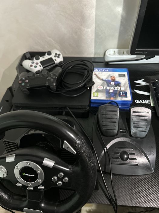 Vand Ps 4 cu doua manete si trei jocurii ! Si volan cu pedale