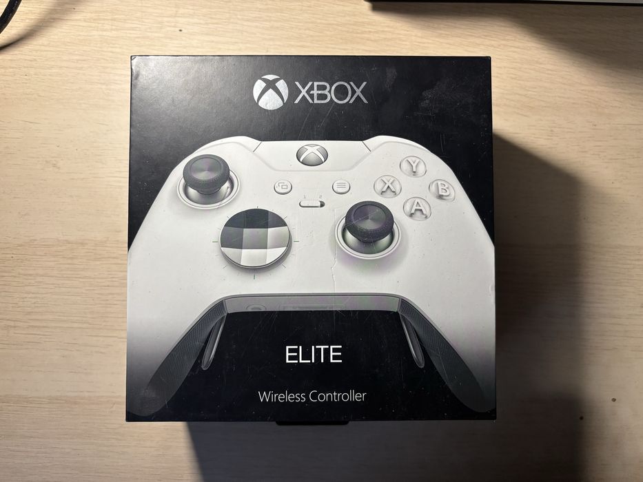Xbox One S 1Tb + 2 контролера и 11 игри